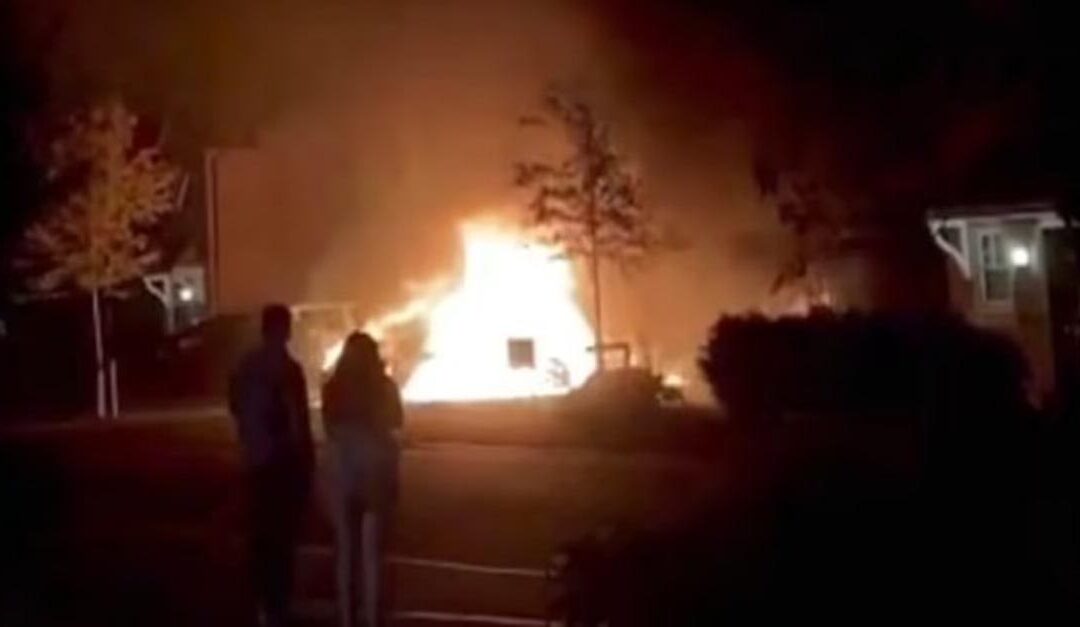 Elektroauto explodiert auf Einfahrt und setzt Einfamilienhaus nach Batteriefehlfunktionen in Brand – Über die Versicherungskosten spricht keiner …