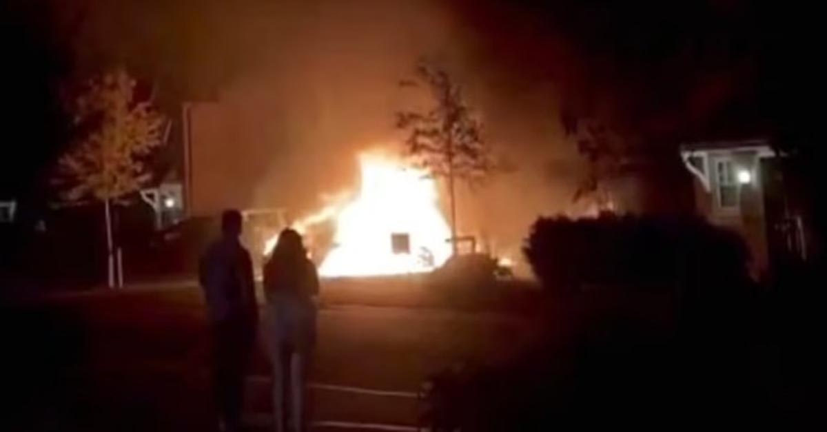 Elektroauto explodiert auf Einfahrt und setzt Einfamilienhaus nach Batteriefehlfunktionen in Brand – Über die Versicherungskosten spricht keiner …