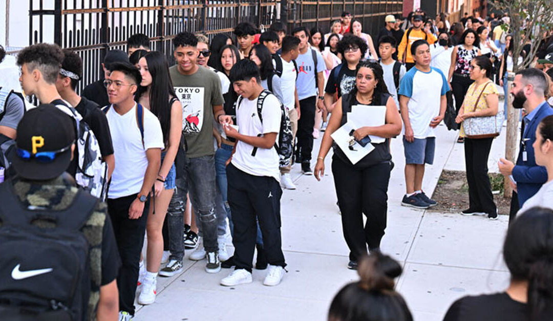 „Kein Platz mehr“ – Tausende amerikanische Kinder wurden von den Schulen in New York abgewiesen, um Platz für illegale Einwanderer zu machen